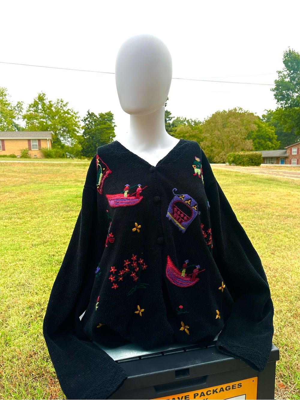 Grandma Black Embroidered Button-Front yarn cardigan